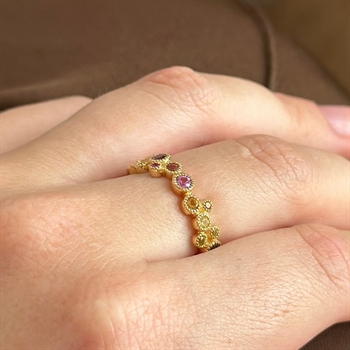 Mads Z Luxury Rainbow ring i 14 kt guld med farvede ædelsten båret på model